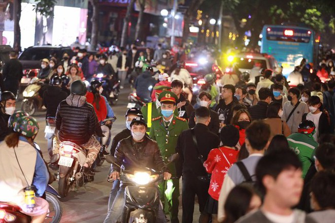 Hàng loạt tuyến đường đổ về trung tâm TP.HCM và Hà Nội ùn tắc trong đêm Giáng sinh - Ảnh 9.