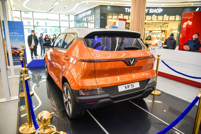 Lộ VinFast VF 5 Plus với diện mạo lạ: C&oacute; trang bị cao cấp hơn concept, k&iacute;nh v&agrave; đu&ocirc;i xe kh&aacute;c biệt - Ảnh 9.