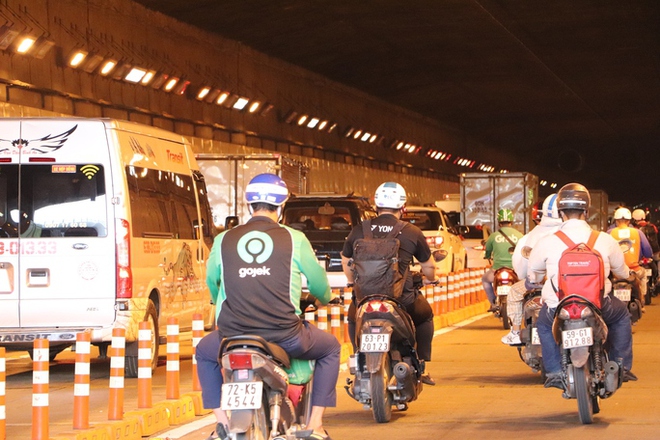 Nguyên nhân hầm sông Sài Gòn ùn ứ ô tô vào sáng và trưa nay - Ảnh 3.