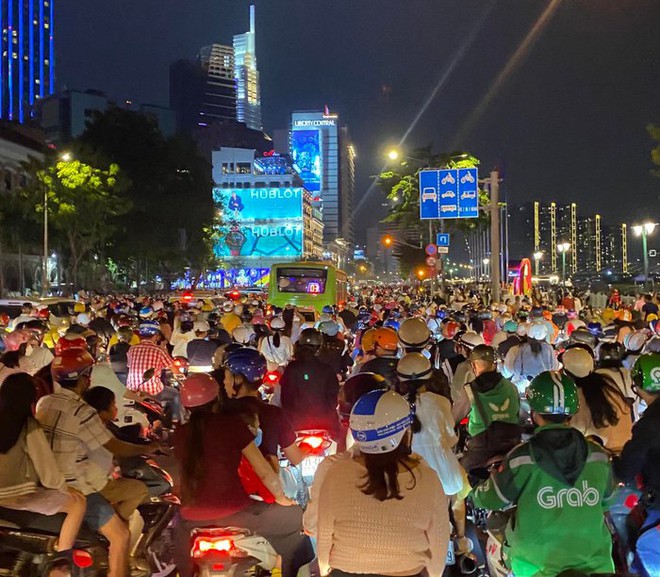 Hàng loạt tuyến đường đổ về trung tâm TP.HCM và Hà Nội ùn tắc trong đêm Giáng sinh - Ảnh 5.