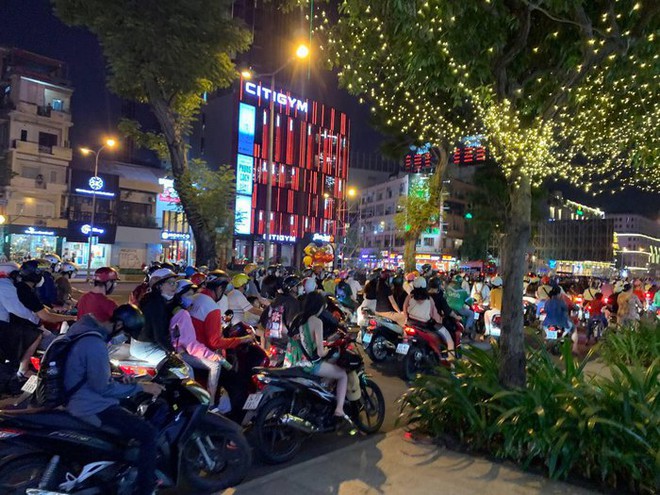Hàng loạt tuyến đường đổ về trung tâm TP.HCM và Hà Nội ùn tắc trong đêm Giáng sinh - Ảnh 3.
