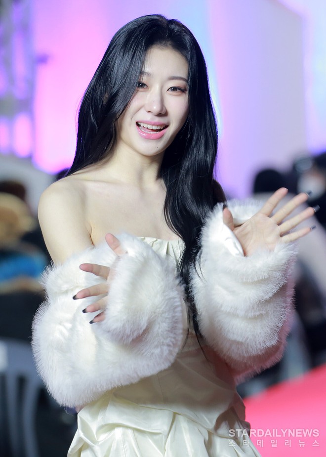 Dàn idol Kpop hở bạo ở lễ trao giải SBS giữa cái lạnh âm độ: Người rưng rưng, lộ chân tím tái, 1 mỹ nhân co ro đến đuối sức - Ảnh 4.