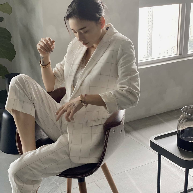 Diện bộ suit s&agrave;nh điệu như c&aacute;c mỹ nh&acirc;n Việt - Ảnh 8.