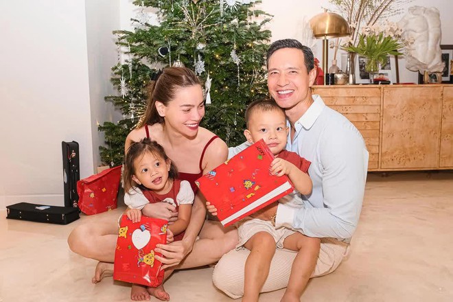 Cặp sinh đôi Lisa - Leon chiếm spotlight của bố mẹ trong bộ ảnh gia đình đón Giáng sinh - Ảnh 3.