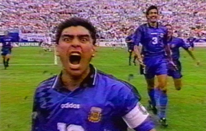 Chiến tranh và hòa bình giữa Maradona và Pele - Ảnh 1.