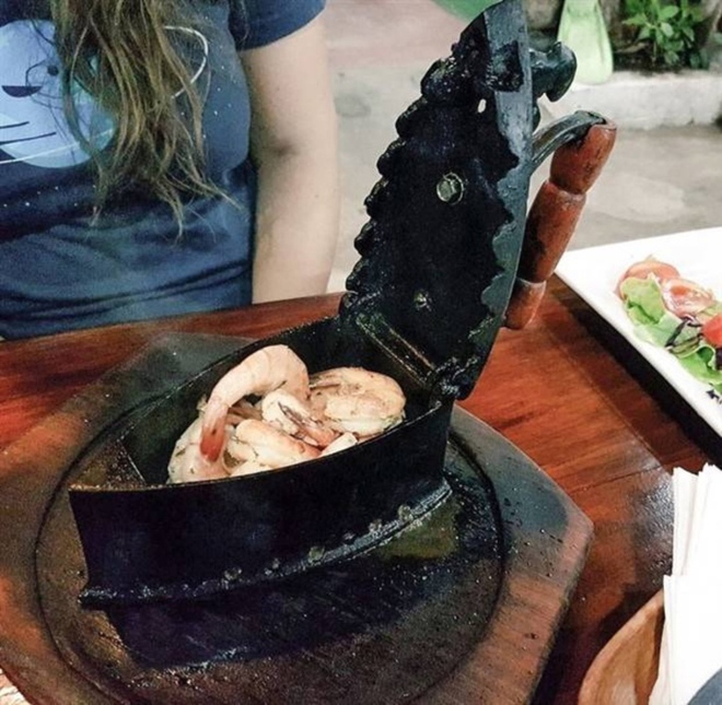 Những kiểu phục vụ đồ ăn khiến thực kh&aacute;ch h&atilde;i h&ugrave;ng, ch&ugrave;n bước trước việc cầm đũa - Ảnh 3.