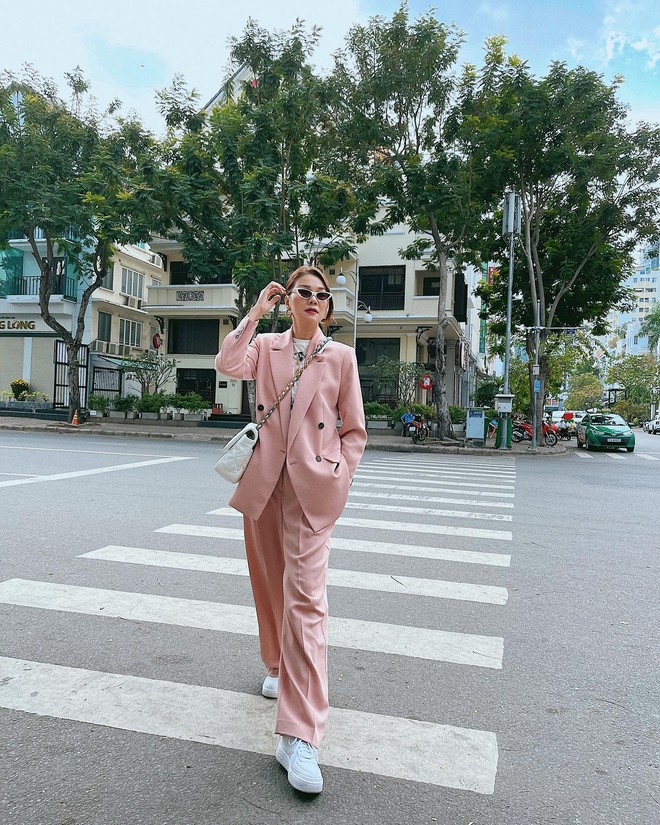 Diện bộ suit s&agrave;nh điệu như c&aacute;c mỹ nh&acirc;n Việt - Ảnh 4.