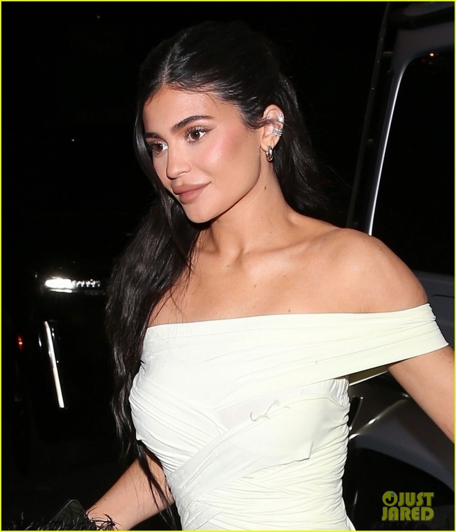 Mẹ 2 con Kylie Jenner diện đầm trễ vai nóng bỏng đi dự tiệc - Ảnh 4.