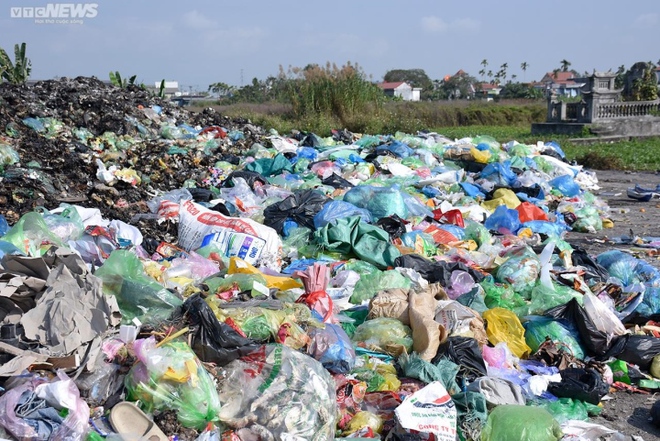 Hải Ph&ograve;ng: B&atilde;i r&aacute;c trung chuyển &acirc;m ỉ ch&aacute;y, người d&acirc;n phải đeo khẩu trang đi ngủ - Ảnh 9.