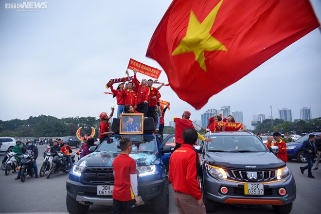 Hàng nghìn CĐV đổ về sân Mỹ Đình trước trận Việt Nam vs Malaysia - Ảnh 3.
