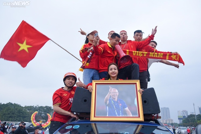 Hàng nghìn CĐV đổ về sân Mỹ Đình trước trận Việt Nam vs Malaysia - Ảnh 2.