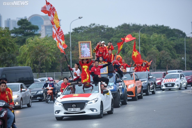 Hàng nghìn CĐV đổ về sân Mỹ Đình trước trận Việt Nam vs Malaysia - Ảnh 1.