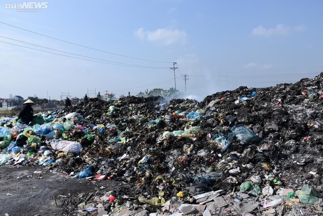 Hải Ph&ograve;ng: B&atilde;i r&aacute;c trung chuyển &acirc;m ỉ ch&aacute;y, người d&acirc;n phải đeo khẩu trang đi ngủ - Ảnh 8.