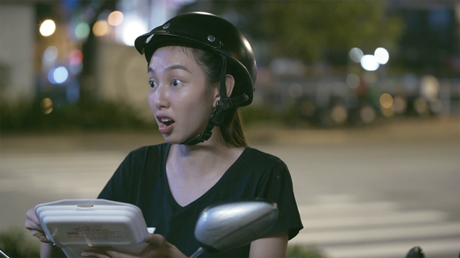 Thuỳ Tiên làm xe ôm, bán hàng rong để khám phá cuộc sống đêm Sài Gòn - Ảnh 2.