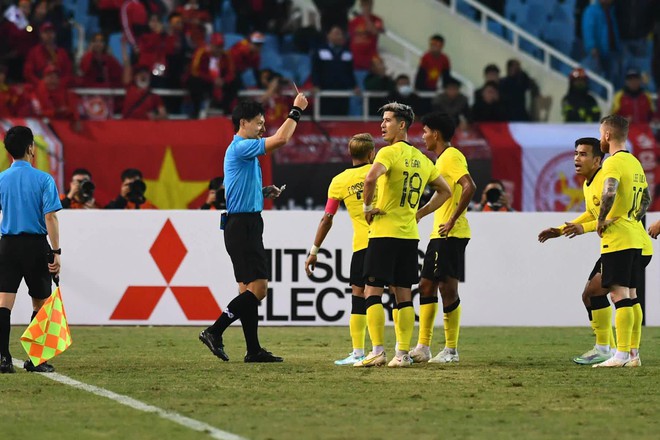 Đ&aacute;nh nguội Văn Hậu ngo&agrave;i s&acirc;n, Malaysia vẫn bị thổi 11m, trọng t&agrave;i FIFA n&oacute;i g&igrave;? - Ảnh 2.