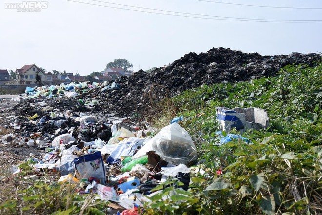 Hải Ph&ograve;ng: B&atilde;i r&aacute;c trung chuyển &acirc;m ỉ ch&aacute;y, người d&acirc;n phải đeo khẩu trang đi ngủ - Ảnh 7.
