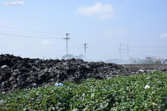 Hải Ph&ograve;ng: B&atilde;i r&aacute;c trung chuyển &acirc;m ỉ ch&aacute;y, người d&acirc;n phải đeo khẩu trang đi ngủ - Ảnh 6.
