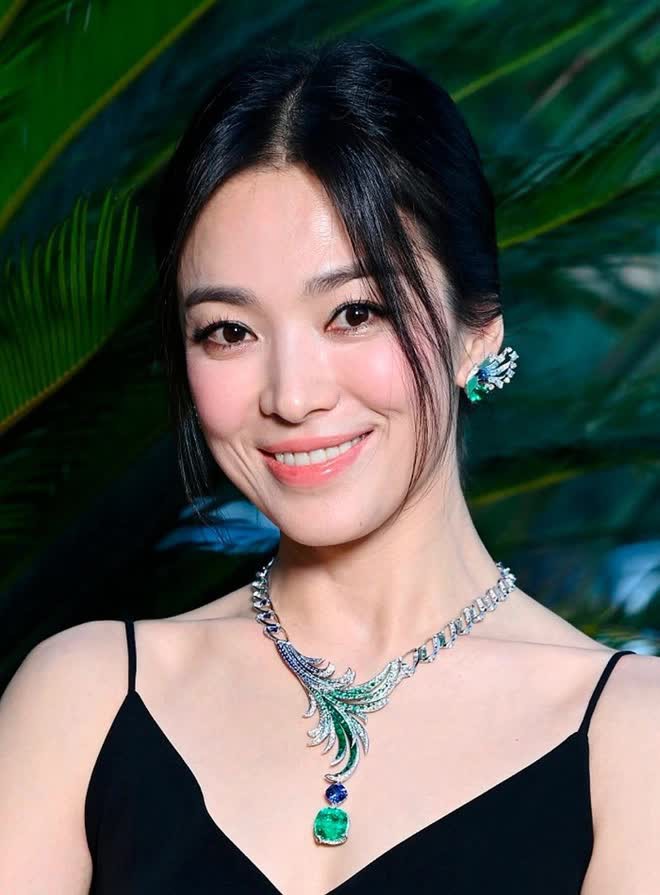 Đặt lên bàn cân song hye kyo và tình mới của song jong ki