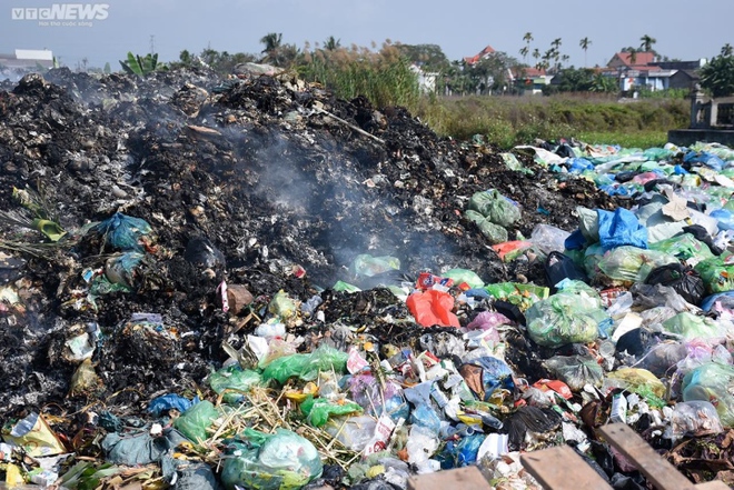 Hải Ph&ograve;ng: B&atilde;i r&aacute;c trung chuyển &acirc;m ỉ ch&aacute;y, người d&acirc;n phải đeo khẩu trang đi ngủ - Ảnh 4.