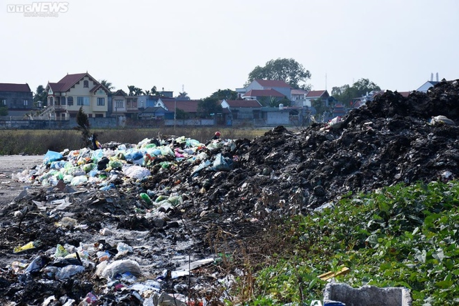 Hải Ph&ograve;ng: B&atilde;i r&aacute;c trung chuyển &acirc;m ỉ ch&aacute;y, người d&acirc;n phải đeo khẩu trang đi ngủ - Ảnh 3.