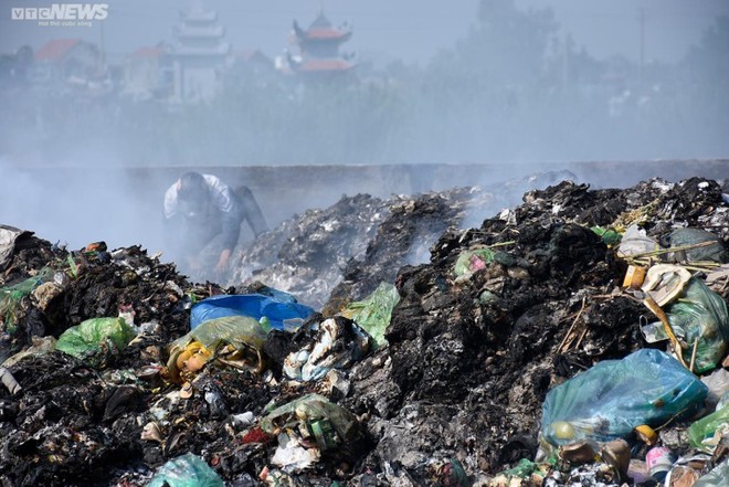 Hải Ph&ograve;ng: B&atilde;i r&aacute;c trung chuyển &acirc;m ỉ ch&aacute;y, người d&acirc;n phải đeo khẩu trang đi ngủ - Ảnh 2.