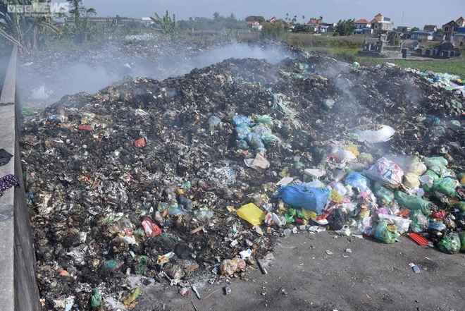 Hải Ph&ograve;ng: B&atilde;i r&aacute;c trung chuyển &acirc;m ỉ ch&aacute;y, người d&acirc;n phải đeo khẩu trang đi ngủ - Ảnh 1.