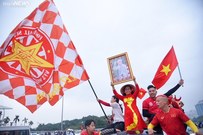 Hàng nghìn CĐV đổ về sân Mỹ Đình trước trận Việt Nam vs Malaysia - Ảnh 4.