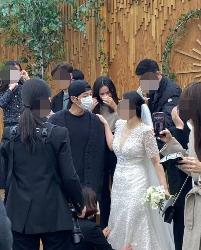 Visual bạn g&aacute;i người Anh khi được Song Joong Ki đưa đi đ&aacute;m cưới: L&uacute;c xinh &aacute;t cả c&ocirc; d&acirc;u, l&uacute;c lộ body c&ograve; hương v&agrave; style kh&oacute; đỡ - Ảnh 4.