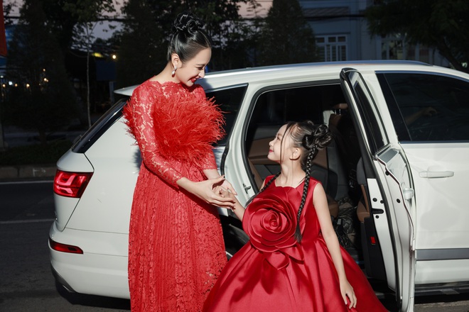 Angela Phương Trinh lần đầu xuất hiện c&ugrave;ng con g&aacute;i nu&ocirc;i, g&acirc;y th&oacute;t tim với m&agrave;n đu cần cẩu xuống thảm đỏ - Ảnh 4.