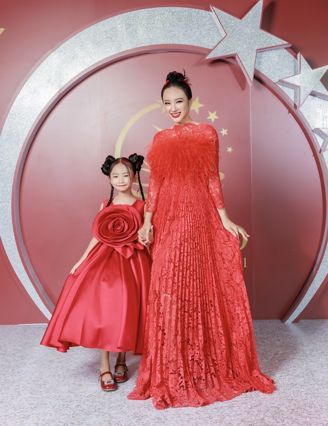 Angela Phương Trinh lần đầu xuất hiện cùng con gái nuôi, gây thót tim với màn đu cần cẩu xuống thảm đỏ - Ảnh 5.