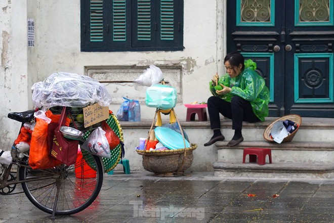 Người lao động ngoài đường phố Hà Nội quay quắt mưu sinh dưới mưa rét - Ảnh 15.