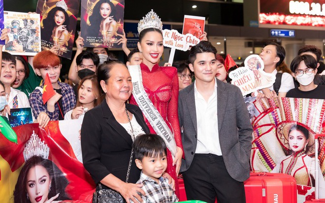 Mẹ Ngọc Châu tiễn con gái sang Mỹ thi Miss Universe 2022 - Ảnh 2.