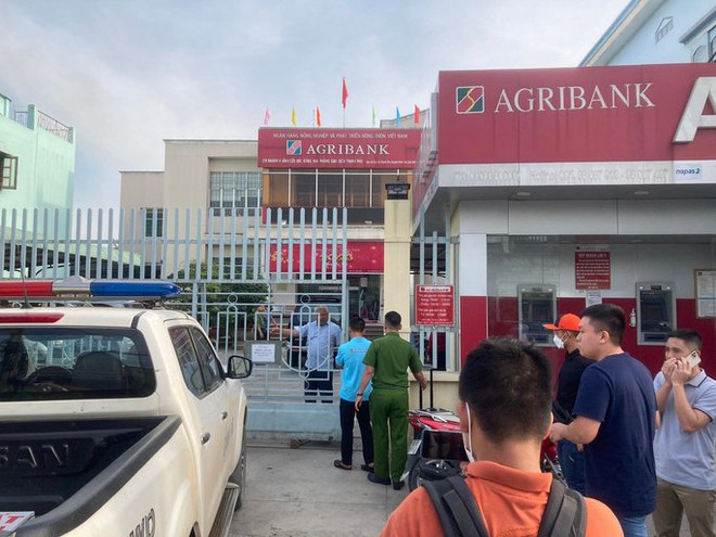 N&oacute;ng: Rất đ&ocirc;ng c&ocirc;ng an ngo&agrave;i một ng&acirc;n h&agrave;ng nghi bị cướp ở Đồng Nai - Ảnh 9.