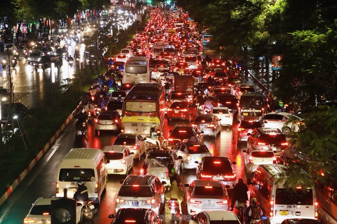 Đường phố Hà Nội tắc nghẽn nhiều giờ trong mưa rét - Ảnh 22.