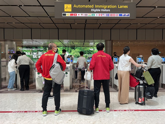 ĐT Việt Nam đ&atilde; tới Singapore, Quang Hải tạo sự kh&aacute;c biệt - Ảnh 2.