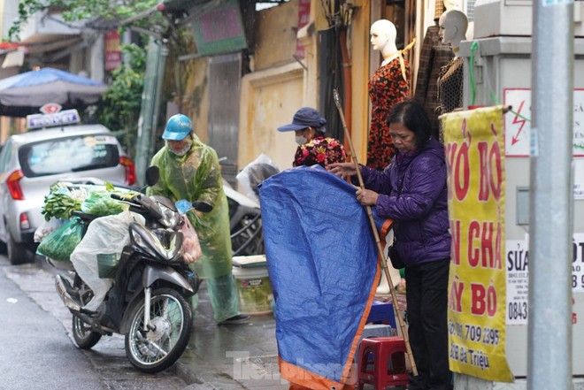 Người lao động ngoài đường phố Hà Nội quay quắt mưu sinh dưới mưa rét - Ảnh 5.