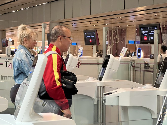 ĐT Việt Nam đ&atilde; tới Singapore, Quang Hải tạo sự kh&aacute;c biệt - Ảnh 1.