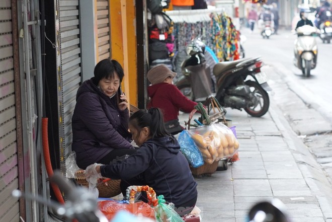 Người lao động ngoài đường phố Hà Nội quay quắt mưu sinh dưới mưa rét - Ảnh 4.