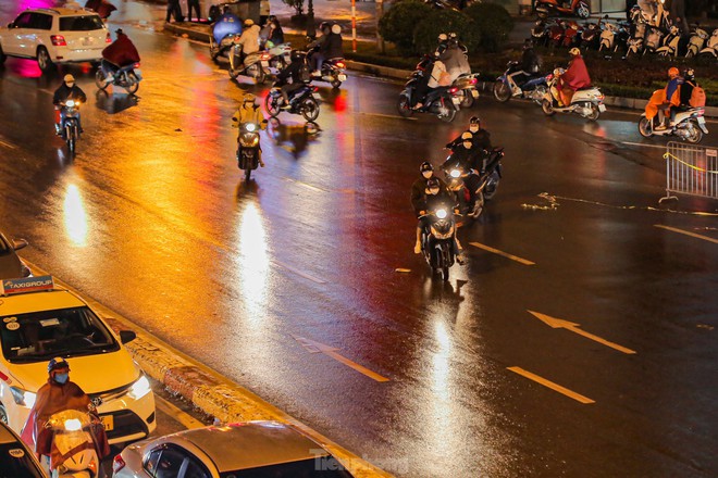Đường phố Hà Nội tắc nghẽn nhiều giờ trong mưa rét - Ảnh 11.