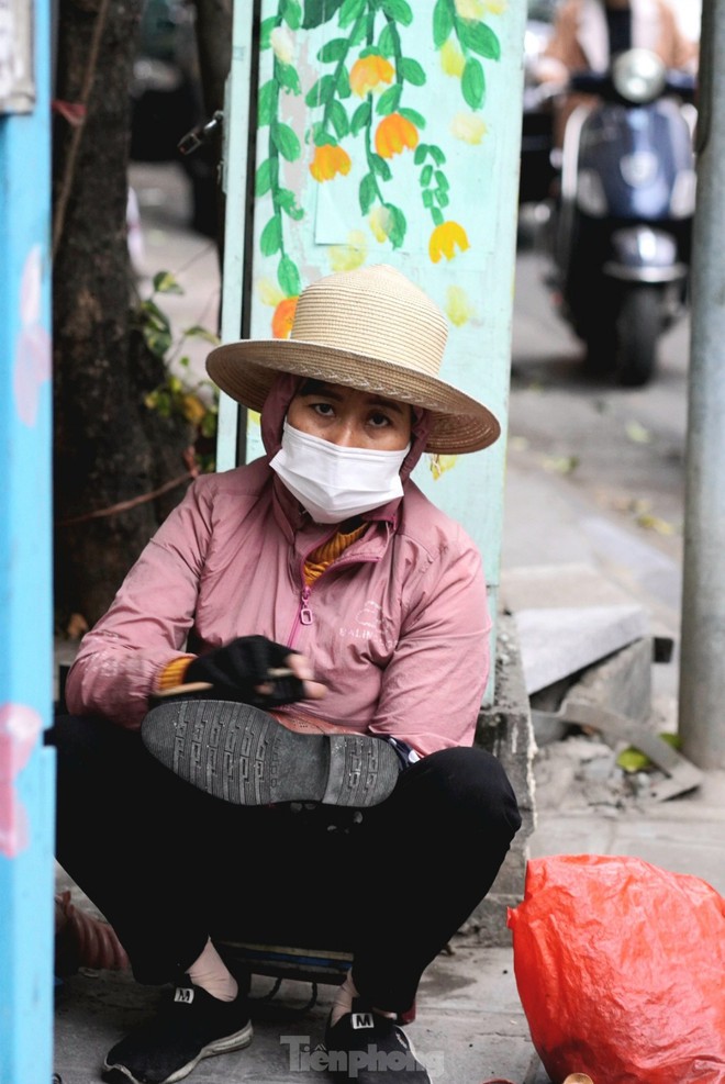 Người lao động ngoài đường phố Hà Nội quay quắt mưu sinh dưới mưa rét - Ảnh 3.