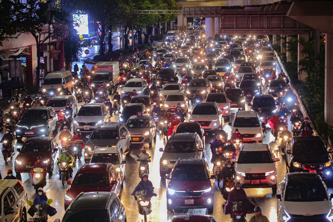 Đường phố Hà Nội tắc nghẽn nhiều giờ trong mưa rét - Ảnh 7.