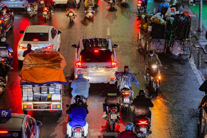 Đường phố Hà Nội tắc nghẽn nhiều giờ trong mưa rét - Ảnh 6.