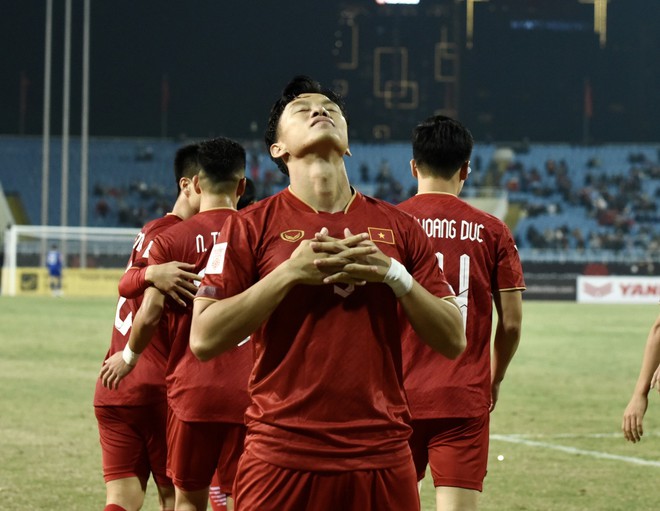 Ronaldo, ăn mừng: Hãy đến thưởng thức những hình ảnh ăn mừng của siêu sao bóng đá Ronaldo. Cảm xúc hưng phấn và vị giác phấn chấn sẽ được đánh thức khi bạn xem những khoảnh khắc ăn mừng đầy phấn khích của cầu thủ xuất sắc này.