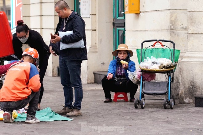 Người lao động ngoài đường phố Hà Nội quay quắt mưu sinh dưới mưa rét - Ảnh 14.