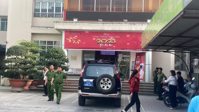 N&oacute;ng: Rất đ&ocirc;ng c&ocirc;ng an ngo&agrave;i một ng&acirc;n h&agrave;ng nghi bị cướp ở Đồng Nai - Ảnh 8.