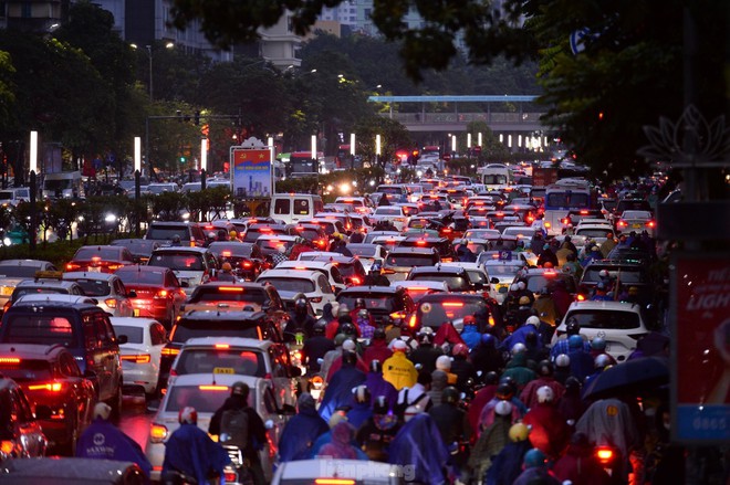 Đường phố Hà Nội tắc nghẽn nhiều giờ trong mưa rét - Ảnh 21.