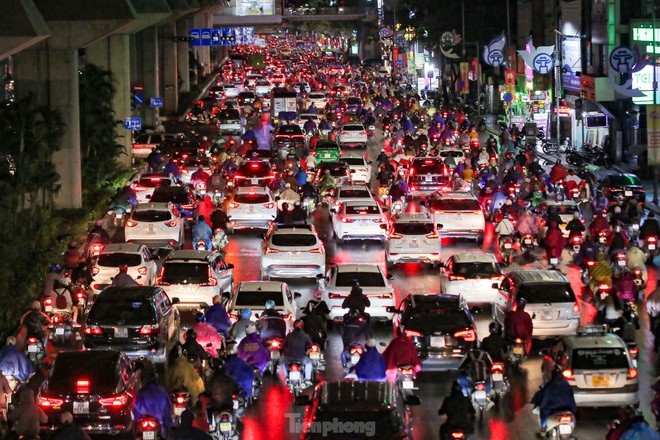Đường phố Hà Nội tắc nghẽn nhiều giờ trong mưa rét - Ảnh 2.