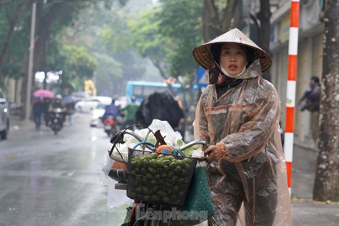 Người lao động ngoài đường phố Hà Nội quay quắt mưu sinh dưới mưa rét - Ảnh 13.