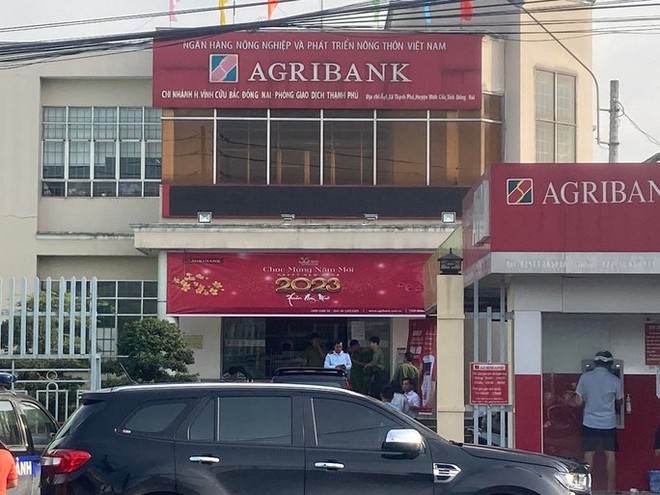 N&oacute;ng: Rất đ&ocirc;ng c&ocirc;ng an ngo&agrave;i một ng&acirc;n h&agrave;ng nghi bị cướp ở Đồng Nai - Ảnh 7.