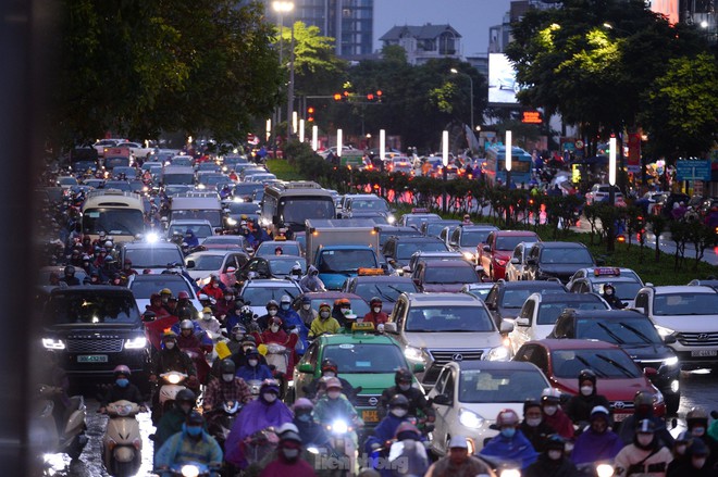 Đường phố Hà Nội tắc nghẽn nhiều giờ trong mưa rét - Ảnh 20.